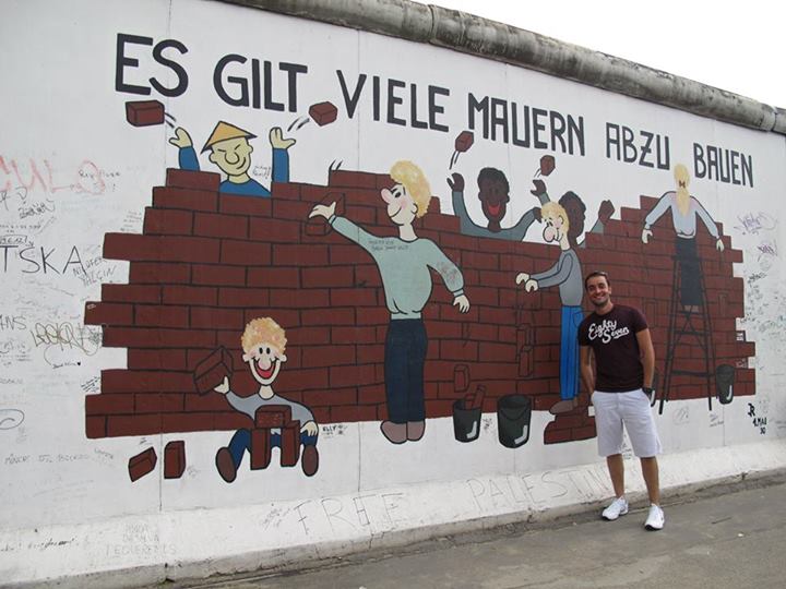 Marcelo, na Alemanha. Existem muitos muros a desconstruir, diz a frase no muro (segundo ele, é claro, eu não falo alemão! rs)